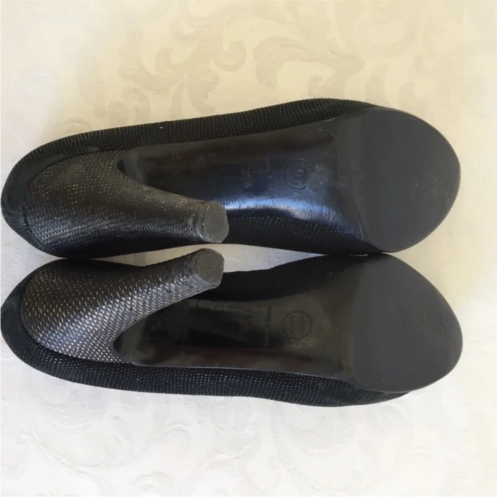 CHANEL Black Textured Heels with Gold Logo - Picture 5 of 8